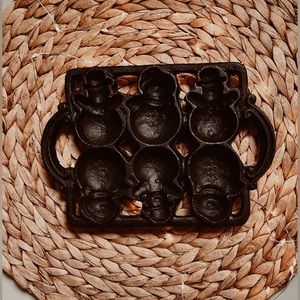 Vintage cast iron snowman mold